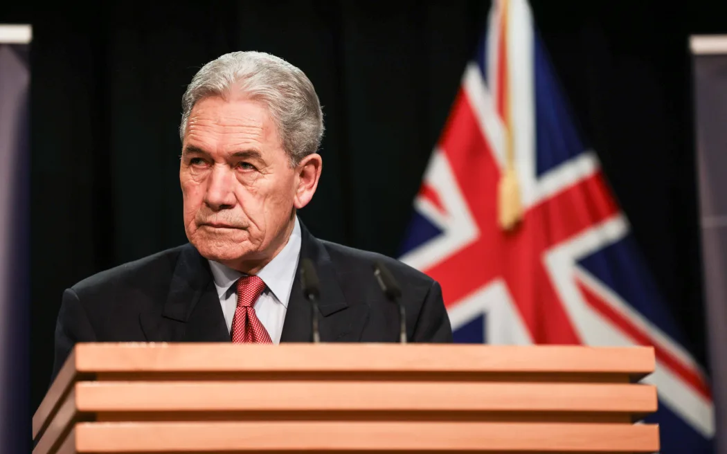 Vì sao Công đảng khó lòng bãi bỏ chính sách cho người nước ngoài mua nhà của chính phủ? 2 Defence Minister Judith Collins and Foreign Minister Winston Peters reveal the planes chosen to replace the Defence Force's ageing 757s, and a fleet of helicopters to be based on New Zealand's frigates.
