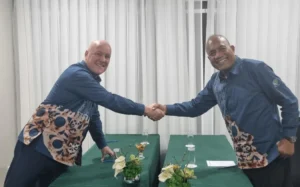 New Zealand Prime Minister Christopher Luxon and Kiribati President Taneti Maamau meet on the sidelines of PIFLM54.
