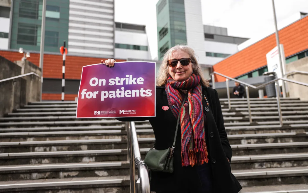 Hàng ngàn y tá, hộ sinh và trợ lý y tế tiếp tục đình công ngày thứ hai liên tiếp 5 Nurse Karen Drummond on strike in Wellington.