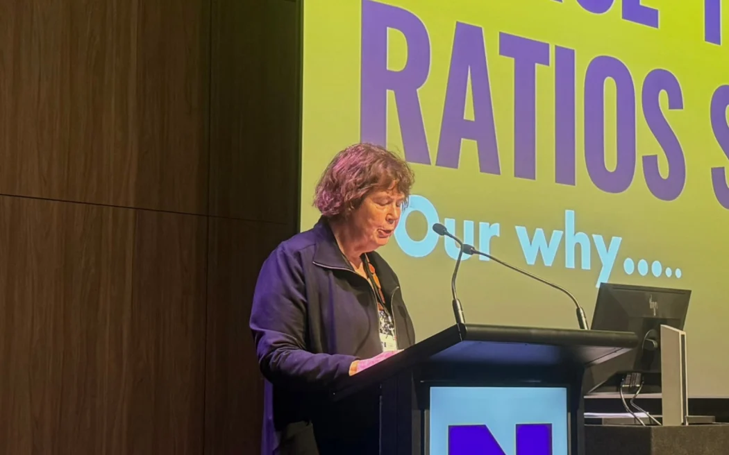 Hàng ngàn y tá, hộ sinh và trợ lý y tế tiếp tục đình công ngày thứ hai liên tiếp 3 New Zealand Nurses Organisation president Anne Daniels speaking at the conference this morning