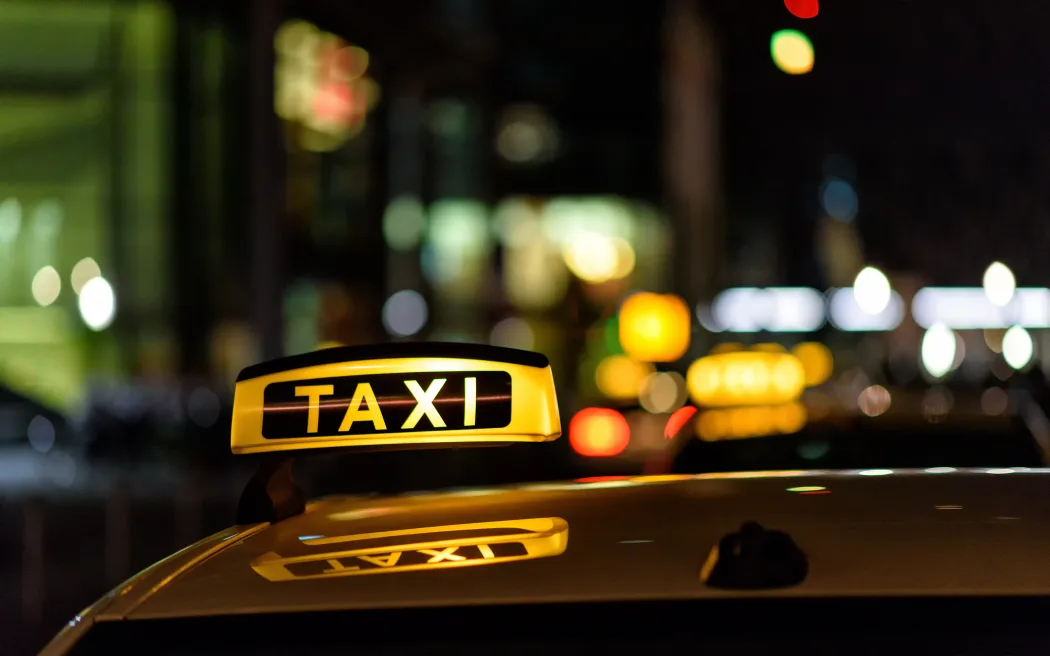 one firm said it suspended a driver over Hành khách tố bị taxi từ chối phục vụ tại sân bay Wellington vì quãng đường quá ngắn