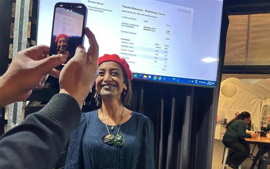 Đảng Lao động New Zealand nhận thua: Oriini Kaipara giành chiến thắng áp đảo tại Tāmaki Makaurau 3 Cheers and applause greeted Oriini Kaipara as she arrived at the election night function in Te Atatu Peninsula.