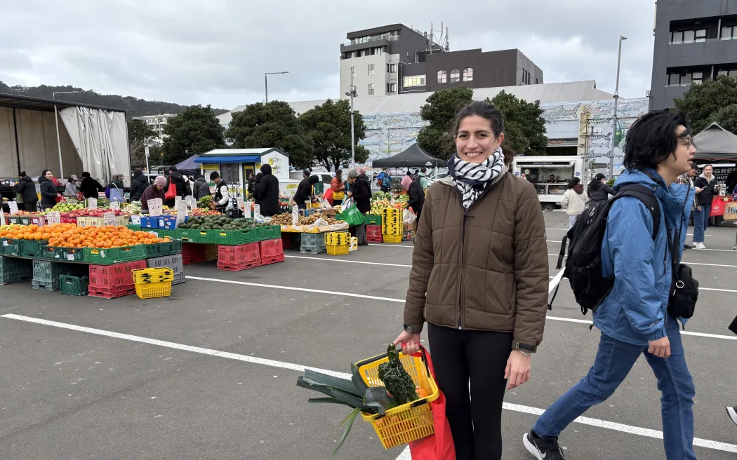 Thắt chặt chi tiêu: Người dân Wellington 'săn' hàng giá rẻ tại chợ Harbourside 4 Paloma Fernandez says she likes to shop at the Harbourside Markets to save money while supporting local farmers.
