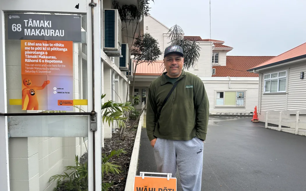 Bầu cử bổ sung Tāmaki Makaurau: Hòm phiếu đóng, chờ kết quả gay cấn 2 Peeni Henare voting.
