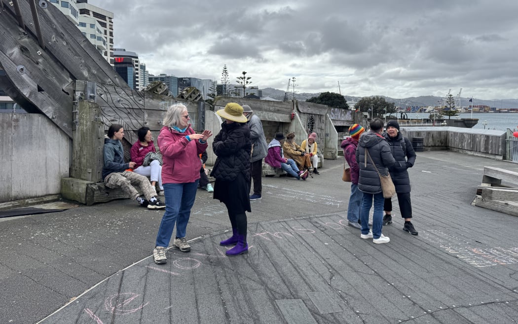 Wellington: Đóng cầu City to Sea vào cuối tuần cao điểm, Hội đồng thành phố hứng 'bão' chỉ trích 6 People on Wellington's City to Sea bridge on Sunday.
