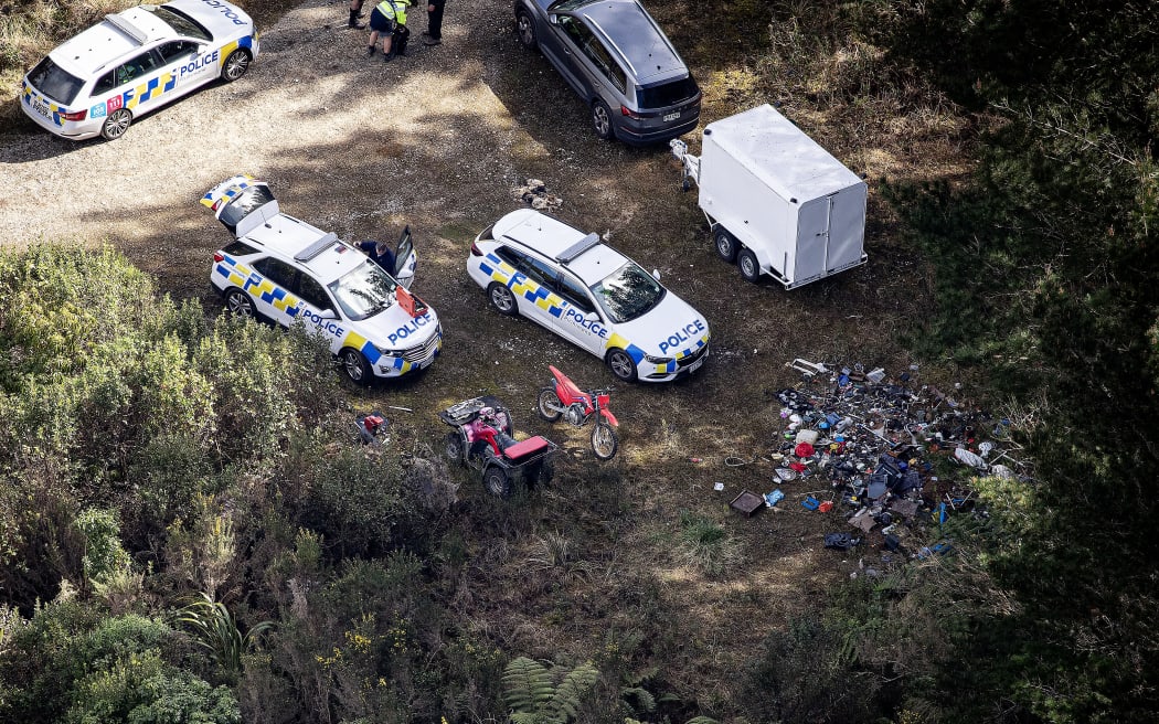 Loạt ảnh mới hé lộ kho đồ 'khủng' của kẻ đào tẩu Tom Phillips 3 WAITOMO, NEW ZEALAND - SEPTEMBER 11: Police at the location of one of the campsites just off the Te Anga Road near Waitomo where Tom Phillips and his children had been hiding for the last four years. Tom Phillips was killed after getting into an armed shootout with Police. 11 September 2025. (Photo by Dean Purcell/New Zealand Herald via Getty Images)