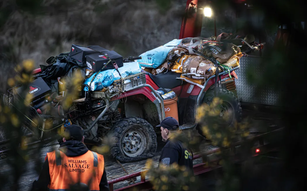 Loạt ảnh mới hé lộ kho đồ 'khủng' của kẻ đào tẩu Tom Phillips 2 Two police vehicles and a quad bike were towed from the Te Anga Road crime scene after Tom Phillips exchanged gunfire with police early Monday morning. 09 September 2025. Photo by Hayden Woodward/New Zealand Herald via Getty Images)