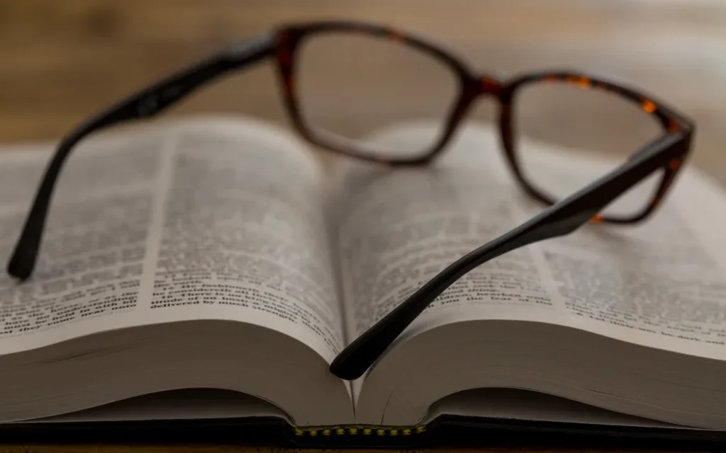 "Rark up", "mōrena" và loạt từ mới chính thức có mặt trong Từ điển Oxford 1 Open book with glasses on brown wooden desk, closeup.
