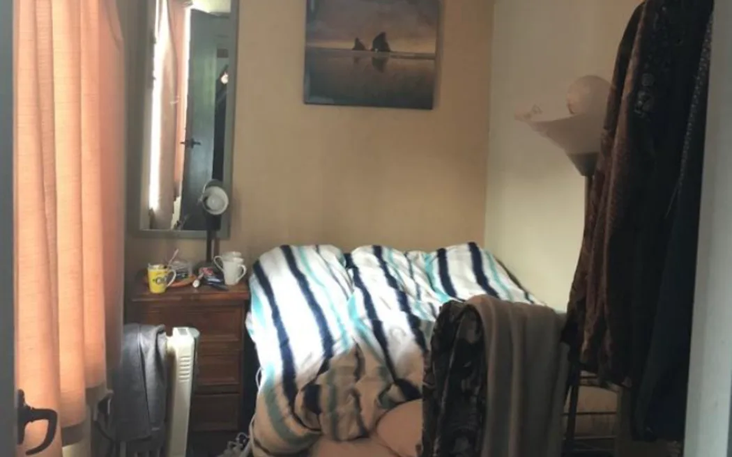 Chủ nhà Queenstown bị phạt hơn 81.000 USD vì nhà trọ 'nhồi nhét' sai quy định 2 A Queenstown landlord who crammed tenants into partitioned rooms, garages, caravans and a bus has been ordered to pay $81,050 on behalf of 117 tenants.
