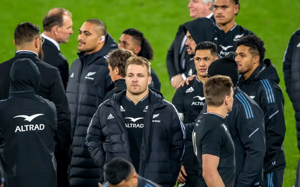 Khi All Blacks thua trên sân nhà: Cú sốc không chỉ là thất bại trên sân cỏ 4 Sam Cane and the All Blacks look dejected after the 2022 Series loss to Ireland.