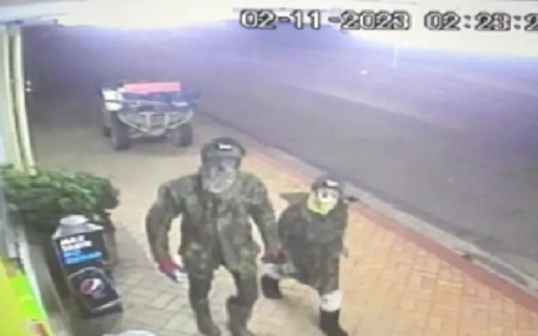 Cảnh sát tìm thấy các con của Tom Phillips, người đàn ông bỏ trốn ở Marokopa 2 Police are seeking information about a quad bike which was reported stolen from a Marokopa Road property in Te Anga on 2 November and is believed to have been driven south by Tom Phillips and one of his children.