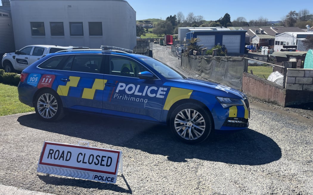 Mẹ của 3 đứa trẻ Marokopa mất tích lần đầu lên tiếng sau cái chết của Tom Phillips 2 Police at the back of PGG Wrightson in Piopio.
