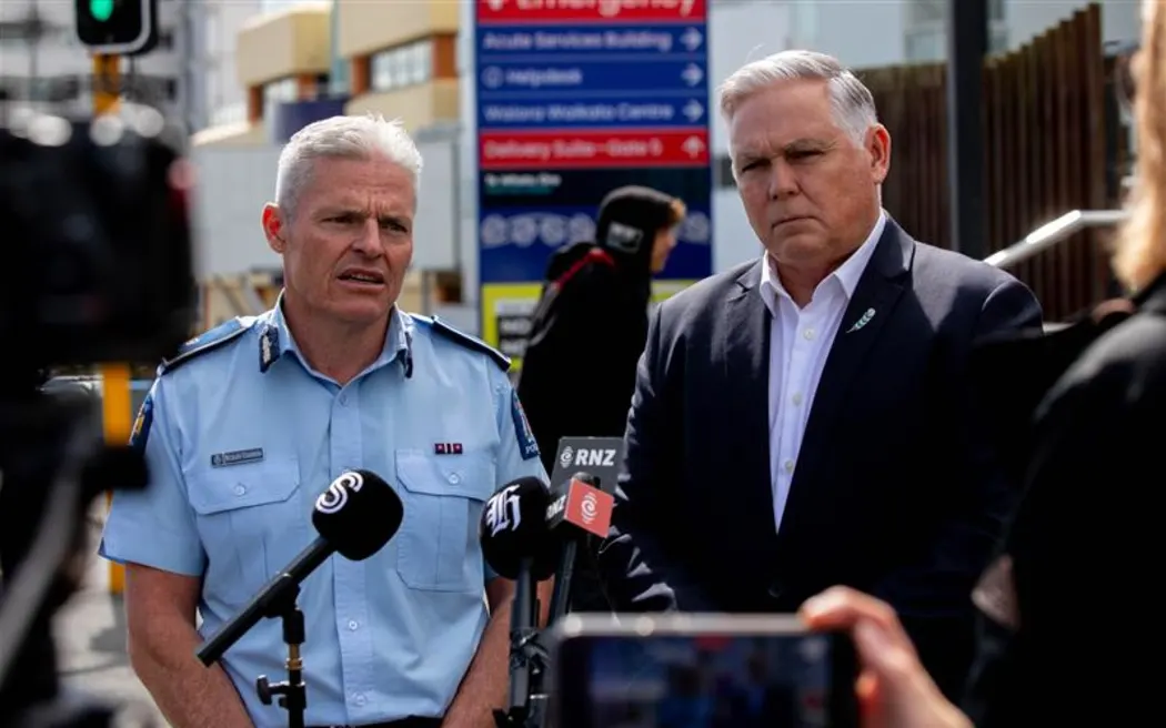 Vụ Tom Phillips: Cảnh sát truy lùng đồng phạm, phát hiện 'kho vũ khí' khủng trong rừng 2 Police Commissioner Richard Chambers and Police Minister Mark Mitchell.