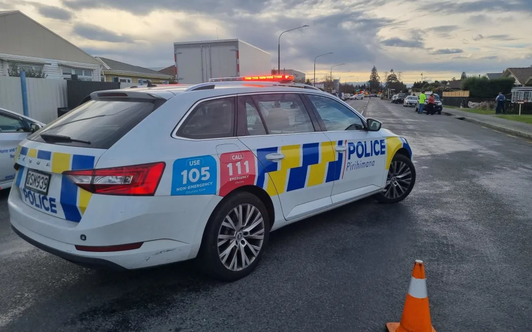 Cháy nhà ở Christchurch: Cảnh sát bắt giữ một phụ nữ sau vụ hỏa hoạn 3 Emergency services have converged on a property in the Christchurch suburb of Sockburn on Tuesday.