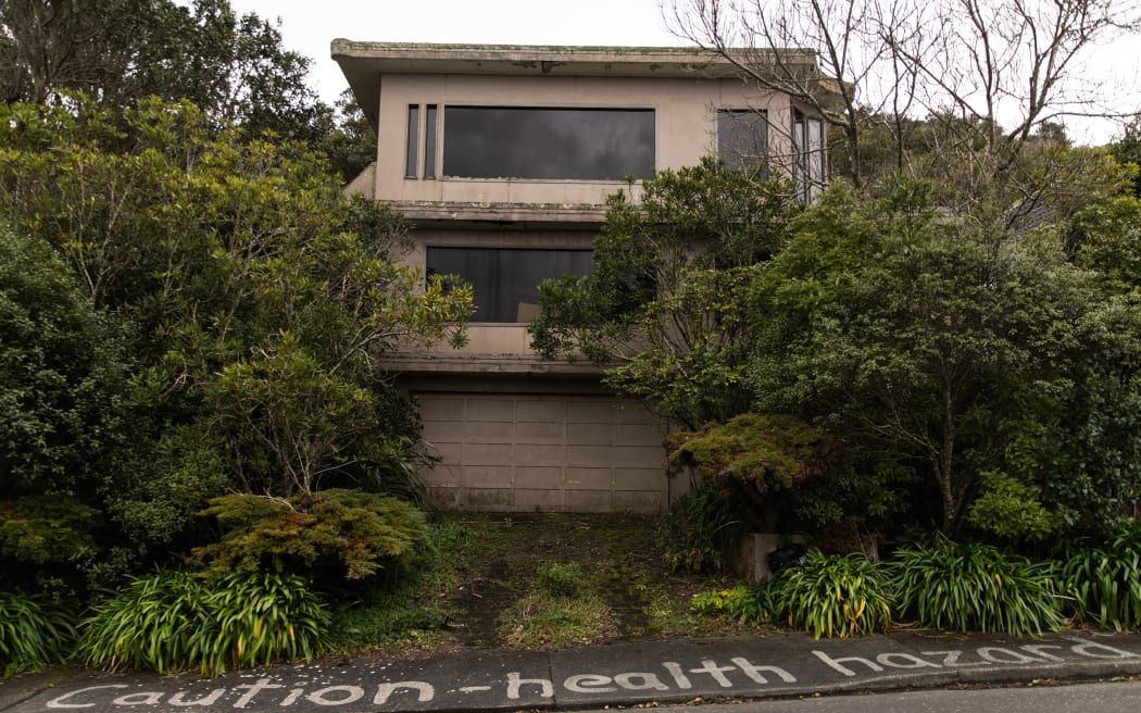Kinh hoàng ngôi nhà 'nấm mốc khổng lồ' ở Wellington: Dân đòi phá dỡ khẩn cấp 2 Abandoned Khandallah house