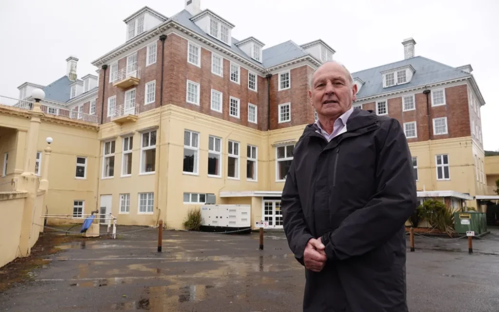 Thị trưởng Ruapehu mang kiến nghị 'Cứu lấy Chateau Tongariro' lên Quốc hội 1 Weston Kirton will present a Save our Chateau petition to parliament on Tuesday.