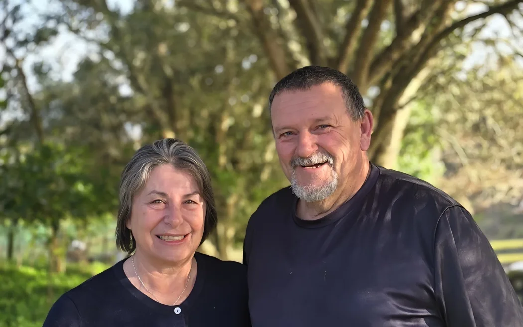 Thắt chặt chi tiêu: Người dân Wellington 'săn' hàng giá rẻ tại chợ Harbourside 6 Shevington Farm owners Steve and Kath Gaskell.