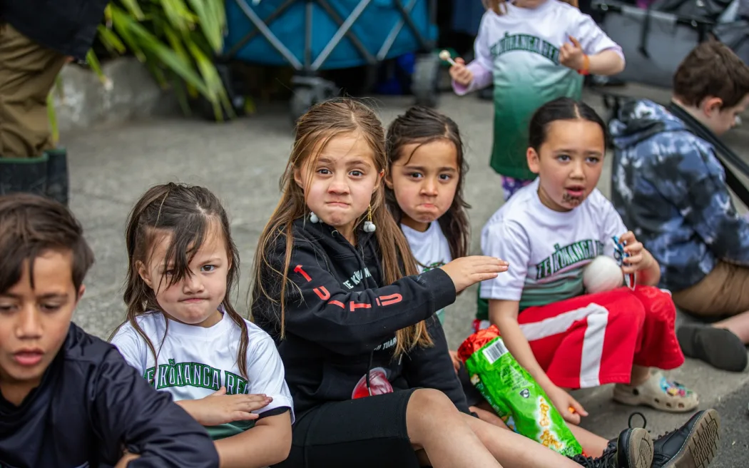 Nữ hoàng Māori phá vỡ im lặng, lần đầu phát biểu trước toàn dân 6 Tamariki celebrate the Koroneihana of Te Arikinui Kuini Nga wai hono i te po at Turangawaewae Marae, Ngāruawāhia. (2025)