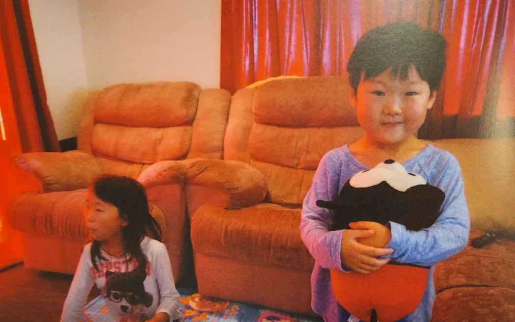 The children Yuna Jo (left) and Minu Jo (right).