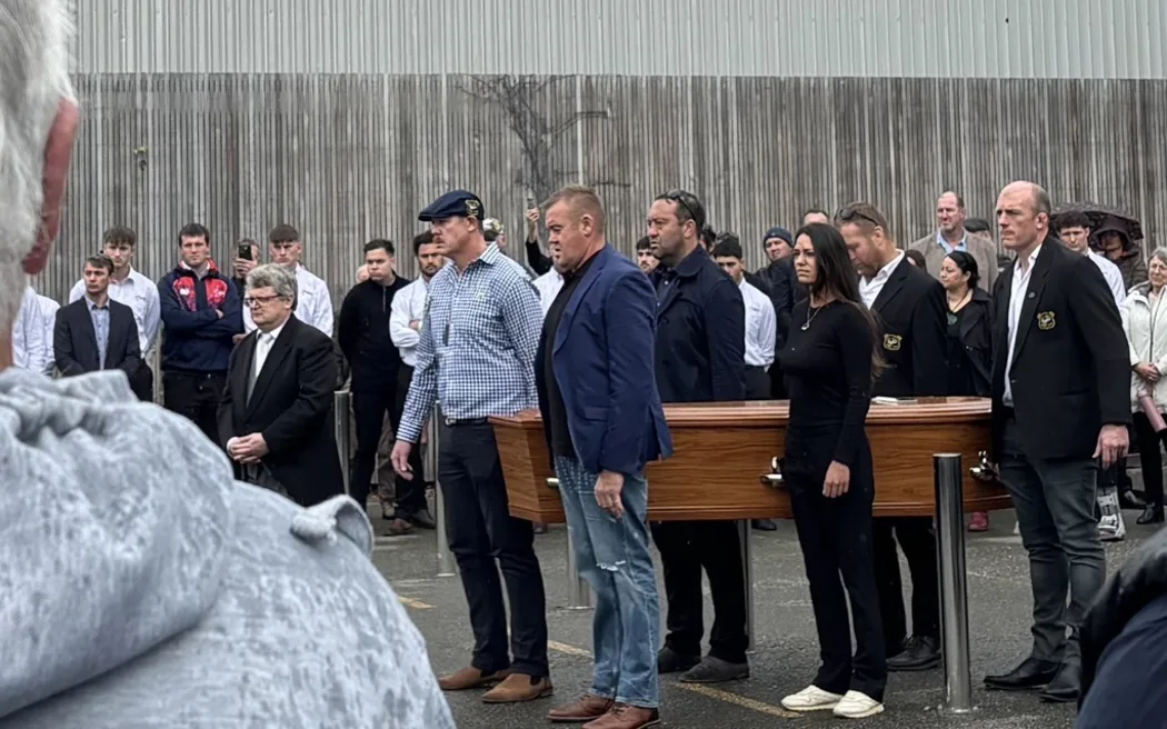 Nghiên cứu New Zealand: Cầu thủ Rugby nam đỉnh cao đối mặt nguy cơ rối loạn não cao hơn 2 Shane Christie's coffin is carried into the funeral service.
