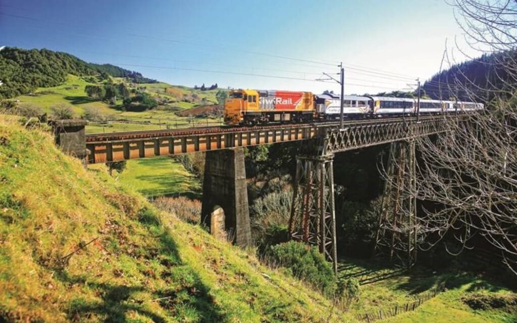 the northern explorer was forced to turn Đường sắt chính Đảo Bắc **mở cửa trở lại** sau sự cố sạt lở vì mưa lớn