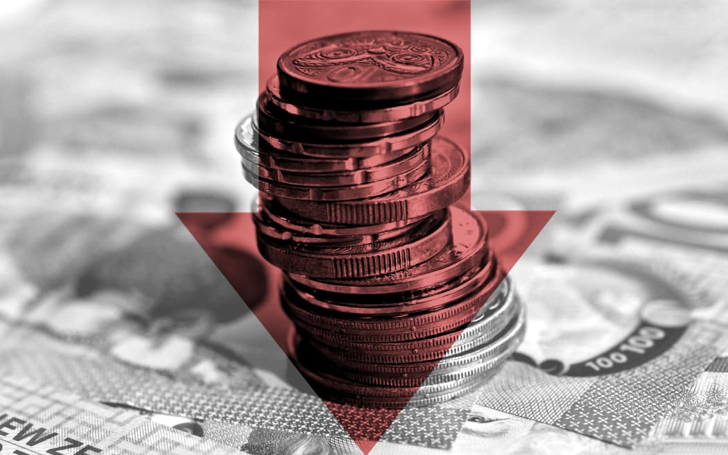 Lãi suất giảm, nhà rao bán tăng 9%: Thị trường bất động sản khởi sắc 2 Stack of coins and arrow pointing down