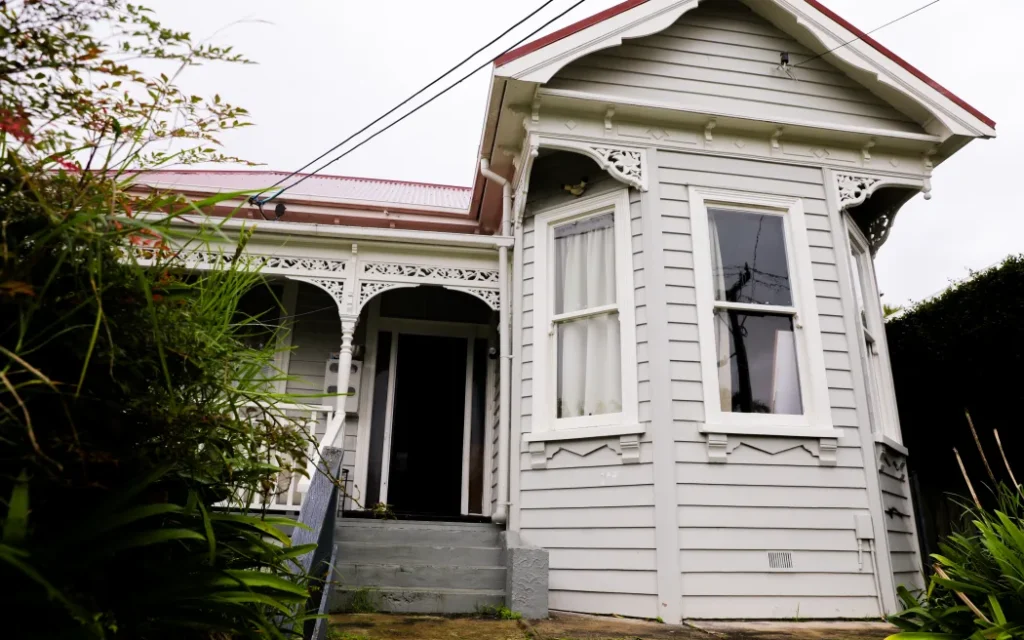 Kāinga Ora rao bán căn nhà công "đắt giá" nhất: Biệt thự trăm tuổi ở khu nhà giàu Auckland 1 The country's most valuable state house is in the Auckland suburb of Ponsonby and is worth almost $4m.
