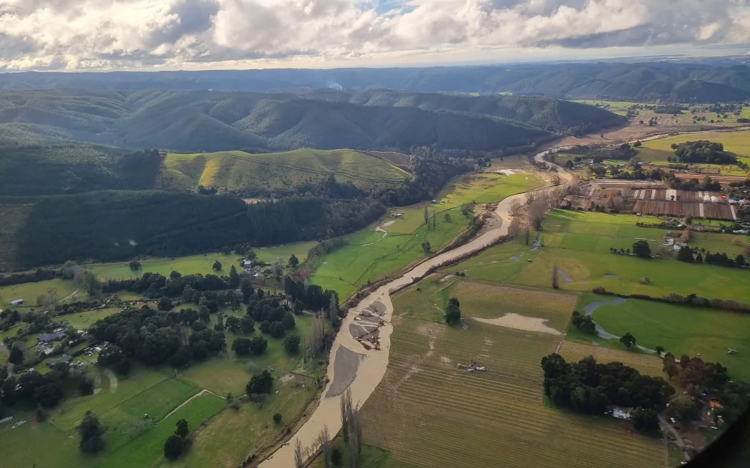 Đường mòn Great Taste Trail ở Tasman "hồi sinh" ngoạn mục sau lũ lụt 2 The Wai-iti River after flooding in the Tasman region in June 2025. A damaged cycle bridge for the Great Taste Trail, can be seen in the middle of the photo.