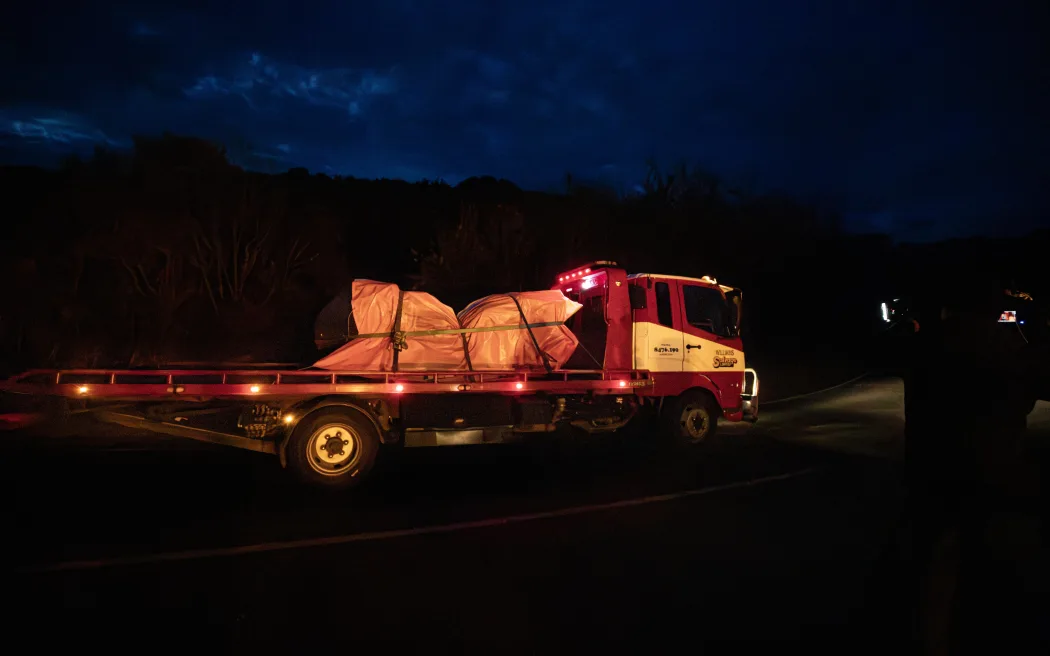 Loạt ảnh mới hé lộ kho đồ 'khủng' của kẻ đào tẩu Tom Phillips 6 Two police vehicles and a quad bike were towed from the Te Anga Road crime scene after Tom Phillips exchanged gunfire with police early Monday morning. 09 September 2025. Photo by Hayden Woodward/New Zealand Herald via Getty Images)