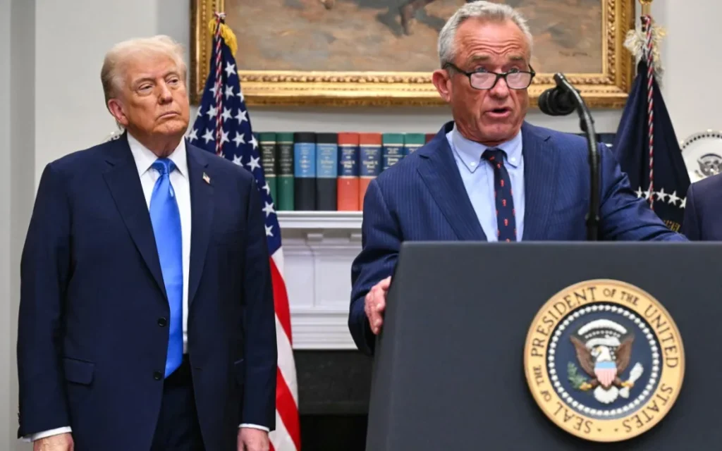 Hội Nữ hộ sinh khẳng định: Paracetamol an toàn, bác bỏ tuyên bố của ông Trump 1 US President Donald Trump looks on as US Secretary of Health and Human Services Robert F. Kennedy Jr. speaks during an event about autism in the Roosevelt Room of the White House in Washington, DC on 22 September, 2025.