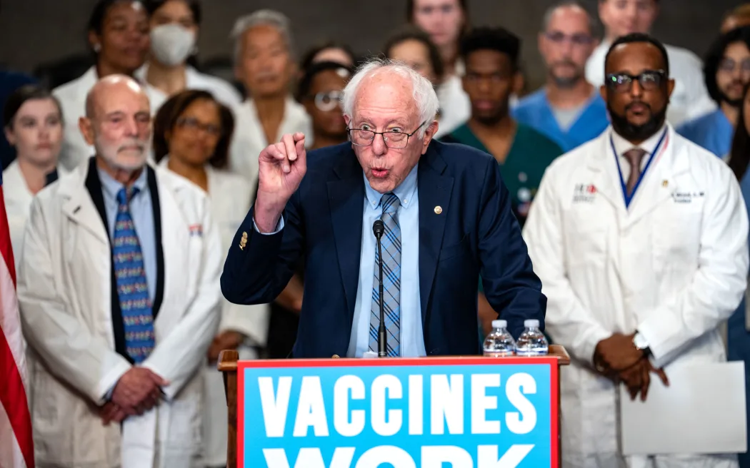 Bác sĩ cấp cao đình công "phản pháo" thông điệp của Bộ trưởng Y tế Simeon Brown 6 WASHINGTON, DC - SEPTEMBER 9: Sen. Bernie Sanders (I-VT), along with doctors and public health experts, speaks during a news conference on vaccine safety and efficacy on Capitol Hill on September 9, 2025 in Washington, DC. Sanders, the top Democrat on the Senate Health, Education, Labor and Pensions Committee, spoke about the importance of vaccines, following a recent heated Senate Finance Committee hearing in which Health and Human Services Secretary Robert F. Kennedy Jr. defended his vaccine policies, clashed with Democrats and faced scrutiny for forcing out the new director of the Centers for Disease Control and Prevention. Kent Nishimura/Getty Images/AFP (Photo by Kent Nishimura / GETTY IMAGES NORTH AMERICA / Getty Images via AFP)