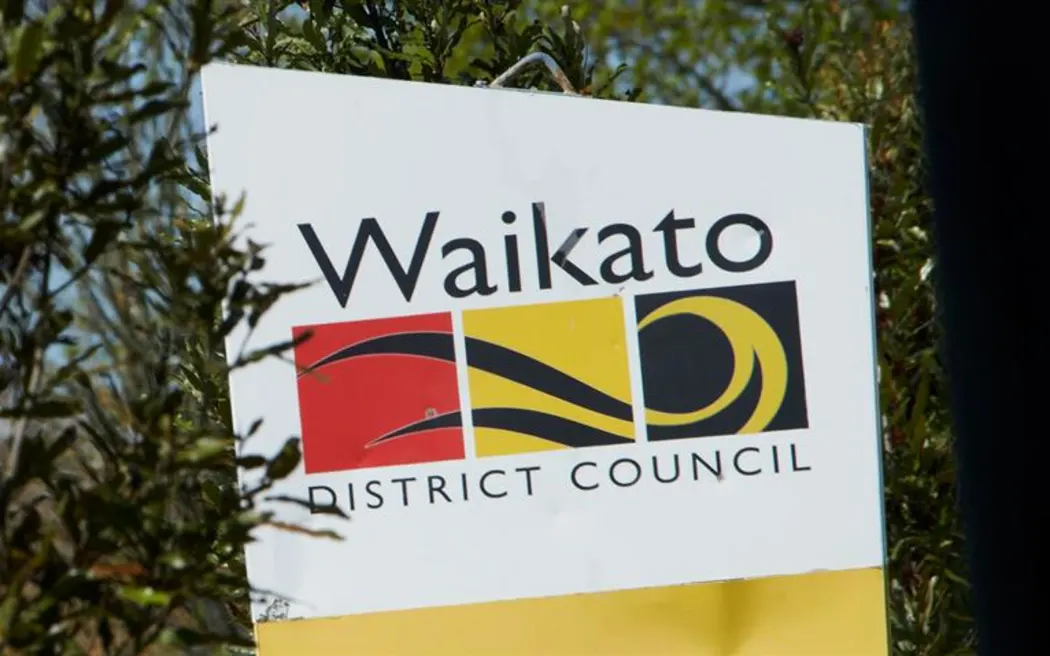 Cuộc chiến 'nhà ông bà': Tốn 11 tháng, 38.000 USD vẫn chưa được cấp phép 2 According to a Waikato District Council spokesperson, only 13 nominations have been received for 32 available seats on Waikato District Council community boards.
