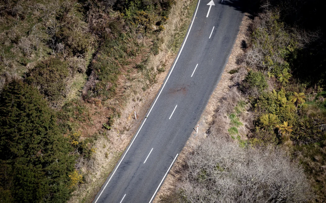 Loạt ảnh mới hé lộ kho đồ 'khủng' của kẻ đào tẩu Tom Phillips 7 WAITOMO, NEW ZEALAND - SEPTEMBER 11: Marks on the road at the location where Tom Phillips died in a shoot out with police on Te Anga Road near Waitomo. Tom Phillips and his children had been hiding for the last four years. 11 September 2025. (Photo by Dean Purcell/New Zealand Herald via Getty Images)