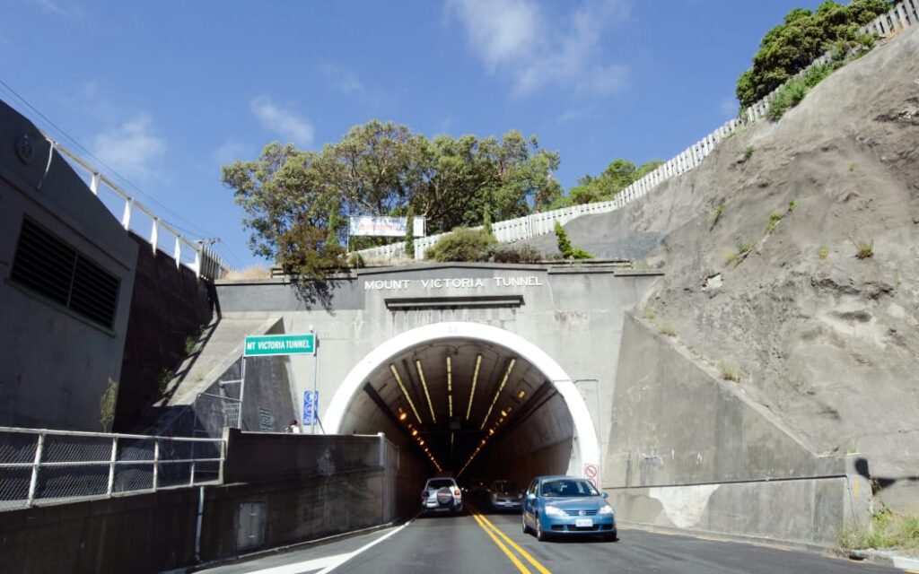 Hầm Mount Victoria (Wellington) thông tuyến sau sự cố va chạm 1 WELLINGTON - MARCH 01:Mount Victoria Tunnel on March 01 2013 in Wellington, New Zealand. round 45,000 vehicles pass through the Mount Victoria each day.