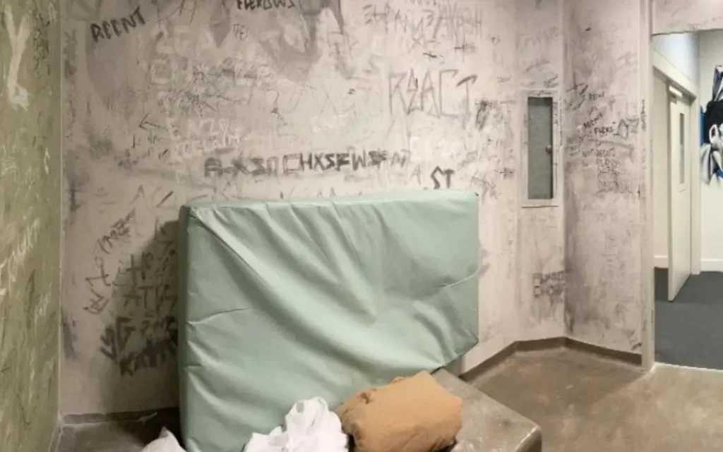 Biệt Giam Trẻ Vị Thành Niên Hàng Ngày: Lạm Dụng Hay Giải Pháp Cuối Cùng? 1 A bedroom inside the secure unit at Te Puna Wai o Tuhinapo youth residence facility in Rolleston.