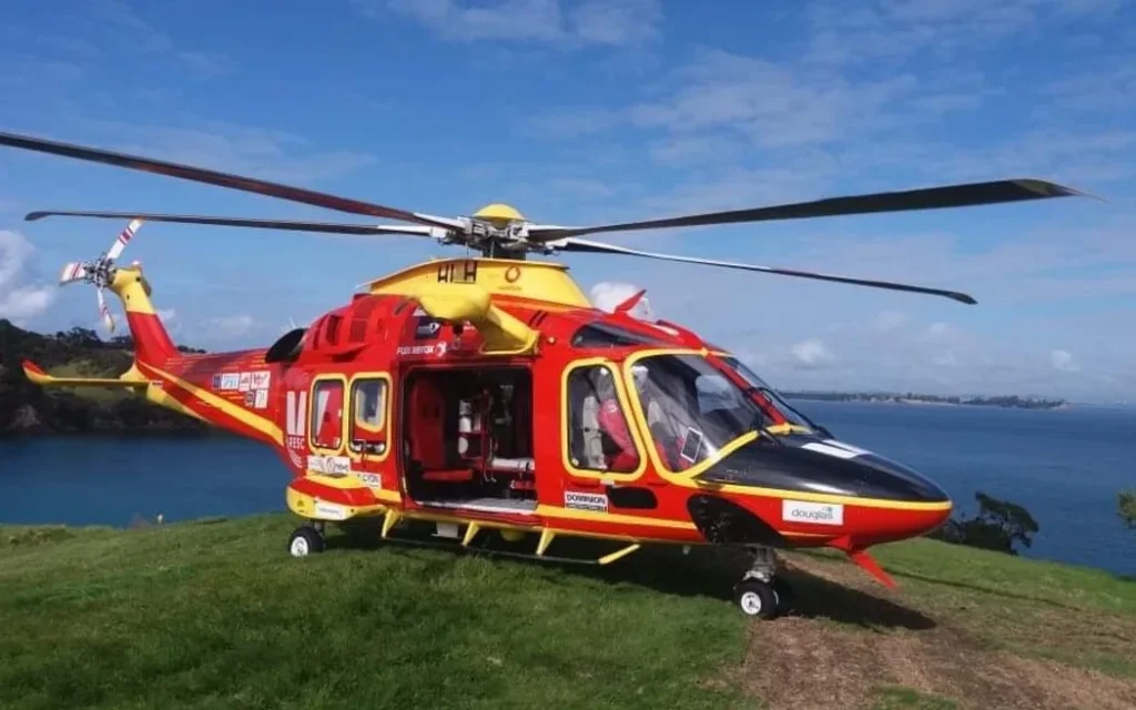 Trực thăng cấp cứu đưa học sinh nguy kịch từ trường học Northland 1 Auckland Rescue Helicopter Trust helicopter