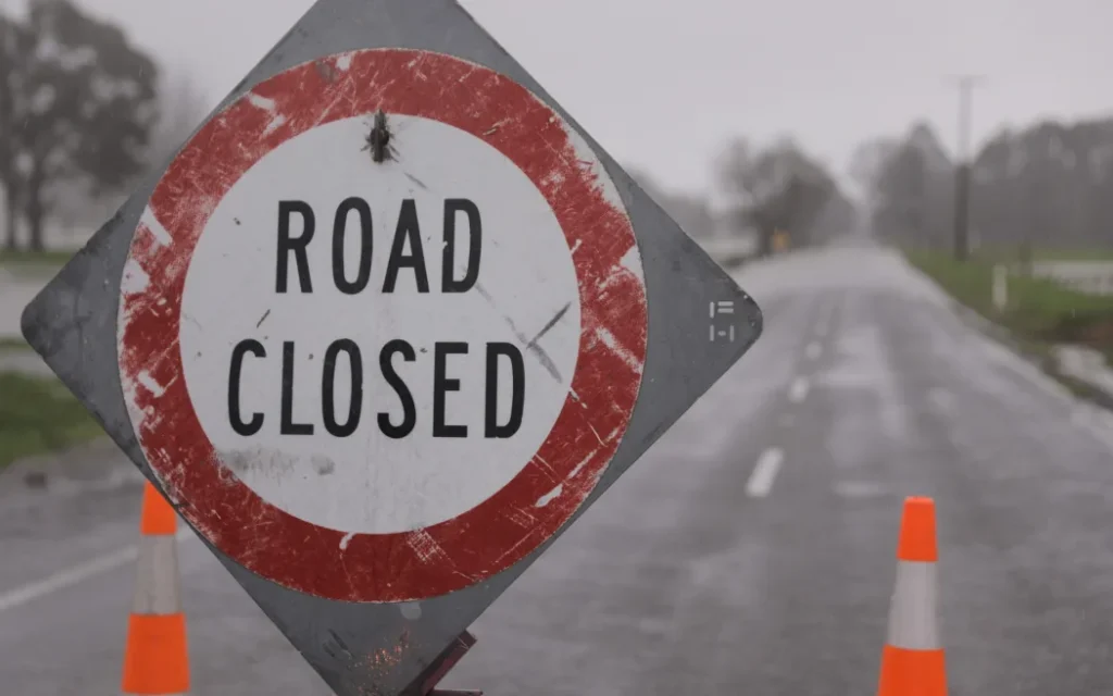 Mưa lớn gây ngập lụt, phong tỏa đường cao tốc Đảo Nam New Zealand 1 SH60 closed off north of Tākaka. Shortly up the road is the bridge across the Tākaka River to Collingwood.