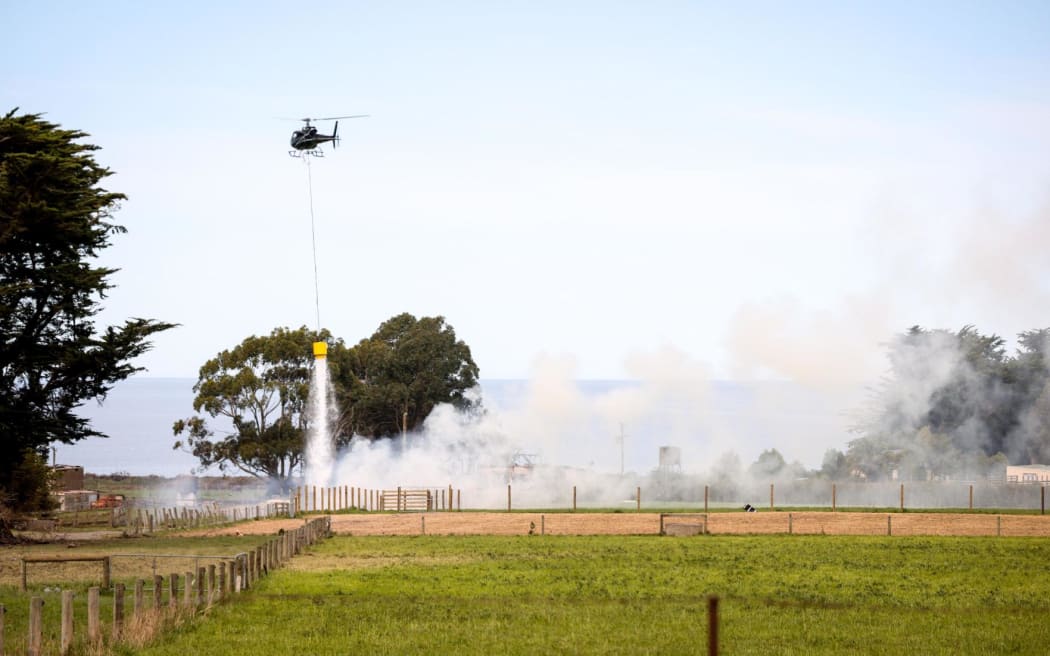Thời tiết hôm nay: Toàn bộ thông tin bạn cần nắm rõ 3 Helicopter dampening a fire oh SH1 in Kaikōura.