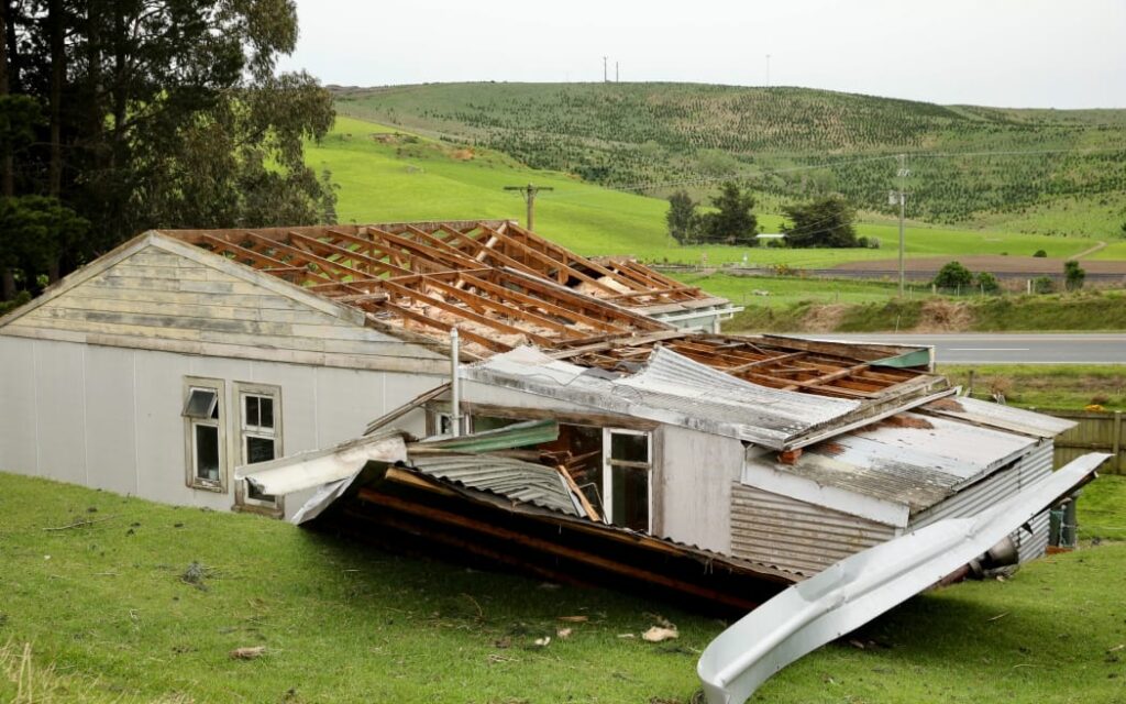 Mùa xuân khắc nghiệt: Liệu có phải là 'bình thường mới'? 1 A house in Milton, Otago, had its roof ripped off in wild weather.