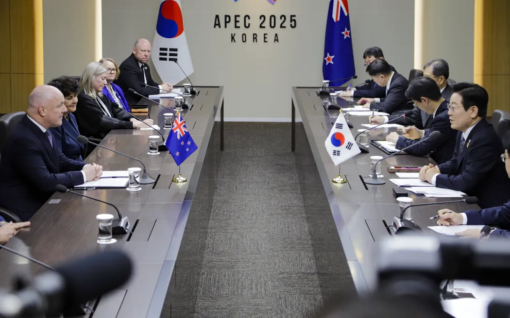 Thủ tướng New Zealand Christopher Luxon gặp Tổng thống Hàn Quốc Lee Jae Myung, ký kết Đối tác Chiến lược Toàn diện 3 Christopher Luxon and Todd McClay at a bilateral meeting in South Korea.