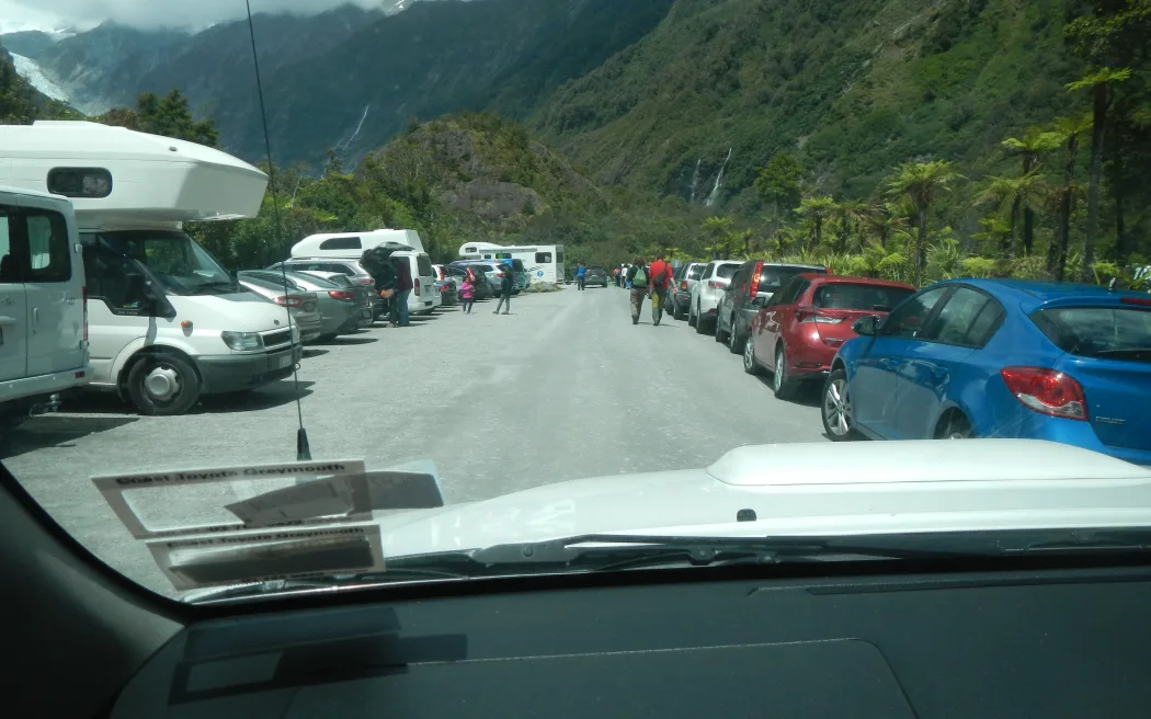 New Zealand: Thử nghiệm thu phí đỗ xe tại các điểm du lịch Đảo Nam, DOC kỳ vọng thu về 1 triệu USD 2 A packed Franz Josef Glacier car park (2017).