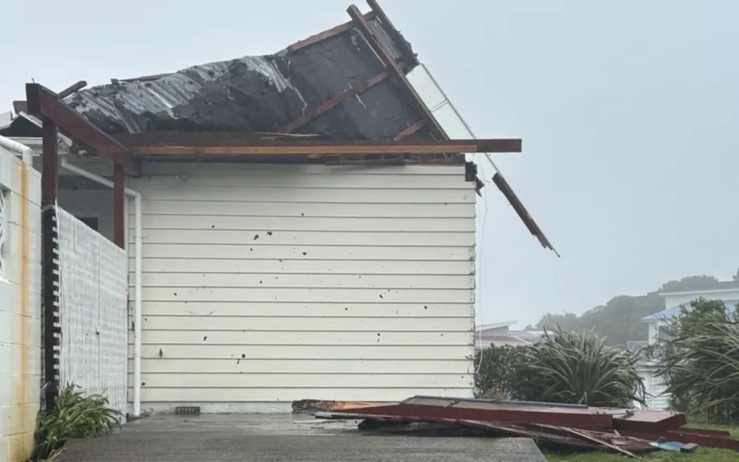 Mái nhà bị 'bóc trần': Người đàn ông Wellington bàng hoàng chứng kiến gió giật tung nóc nhà 2 A roof blown off in Wellington.