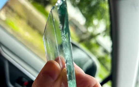 Cửa sổ vỡ tung 'như bom nổ': Gia đình lao mình tìm chỗ ẩn nấp trong gang tấc 2 A shard of glass.