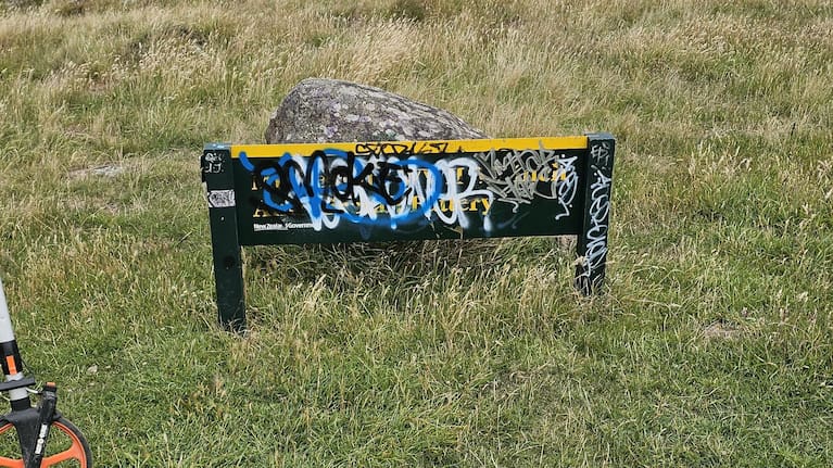 Tan hoang vì đạn và sơn: Cơ quan Bảo tồn New Zealand khẩn thiết kêu gọi 'hãy để yên các biển báo' 1 A sign pictured covered in graffiti.