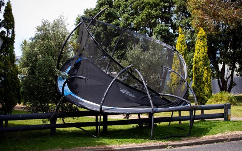 Thời tiết hôm nay: Toàn bộ thông tin bạn cần nắm rõ 1 No trampoline was safe from the strong winds that hit Riversdale this week.