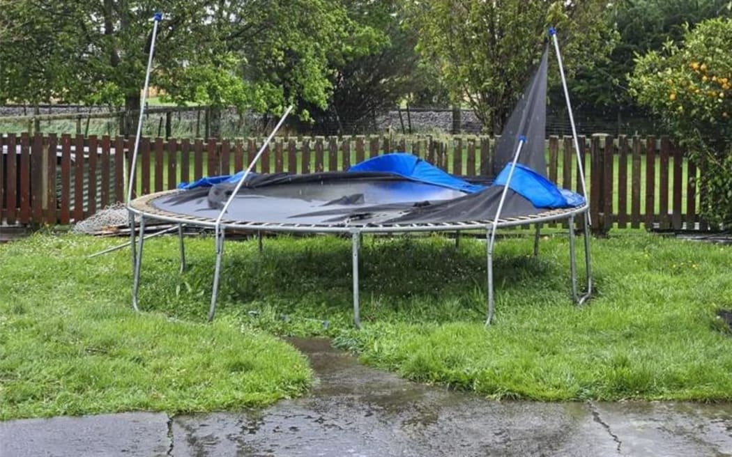 Waitomo tan hoang vì lũ: MetService bị chất vấn về cảnh báo thời tiết chưa đủ mức 3 Carterton resident Nick Greeks' trampoline is