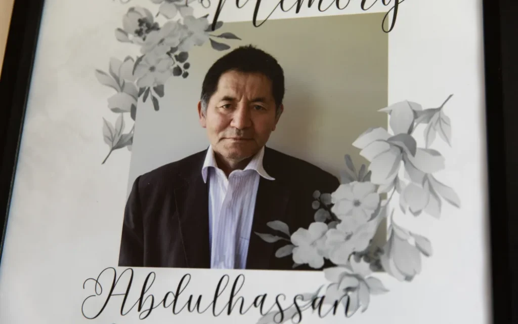 Vụ án mạng Miramar: Hé lộ tình tiết mới về cái chết của Abdul Nabizadah 1 John Nabizadah with a picture of his father