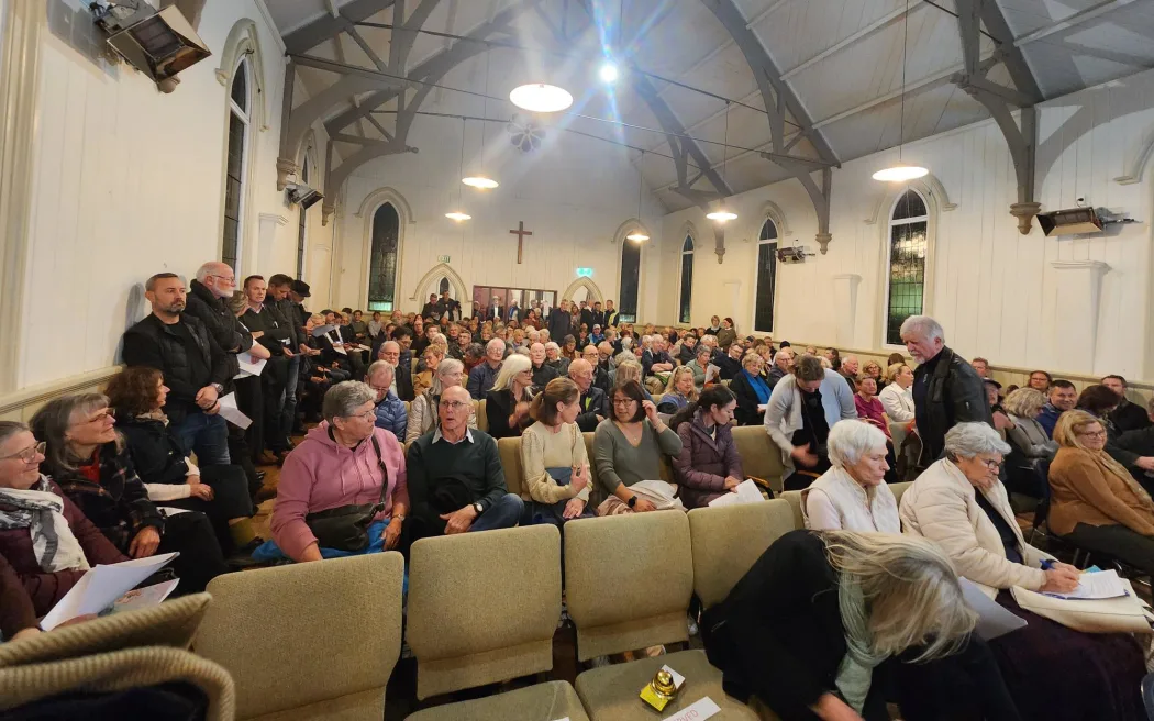 Auckland 'lột xác' với kế hoạch nhà ở mới: Cao tầng quanh ga tàu, giải pháp hay thách thức? 5 About 200 people packed out the Mt Eden Village Centre in Auckland.