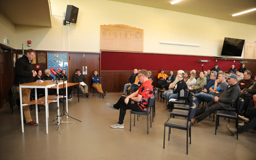 Clutha: Cư dân vùng bão lũ được lắng nghe tại các cuộc họp cộng đồng 2 The community listening to Mark Patterson speak at Simpson Park hall in Lawrence, Otago - 29 October 2025