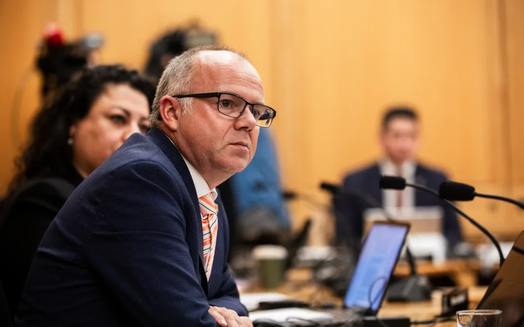 Phe đối lập cam kết hủy bỏ luật quyền biển và ven bờ sửa đổi 4 Todd Stephenson at select committee for the Treaty Principles Bill